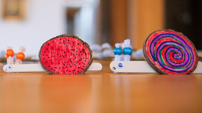 Aus Eisstielen lassen sich charmante Schnecken gestalten.