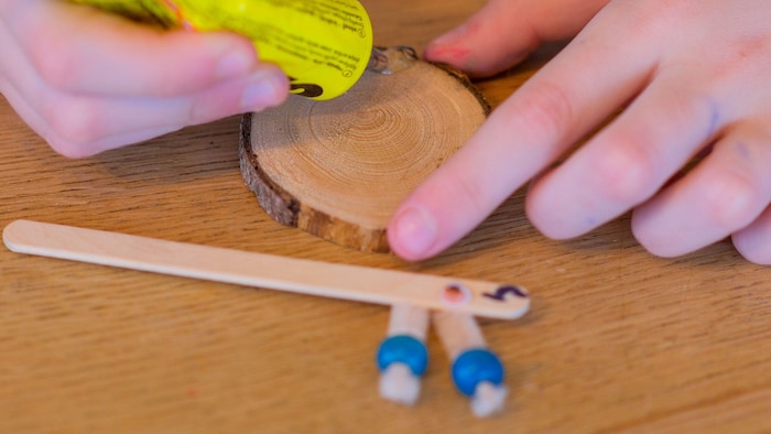 Nachdem der Körper gestaltet wurde, kann auch das Schneckenhaus aufgeklebt werden.