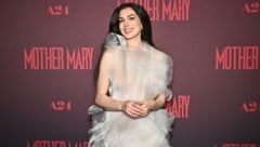 Anne Hathaway sorgte in einem Hauch von Nichts bei der Premiere ihres Films „Mother Mary“ für ...