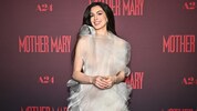 Anne Hathaway sorgte in einem Hauch von Nichts bei der Premiere ihres Films „Mother Mary“ für ...