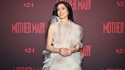 Anne Hathaway sorgte in einem Hauch von Nichts bei der Premiere ihres Films „Mother Mary“ für ...