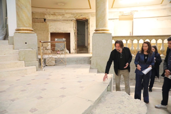 Alte Steinböden wurden für die Sanierung der Synagoge freigelegt, historische Pläne geprüft.