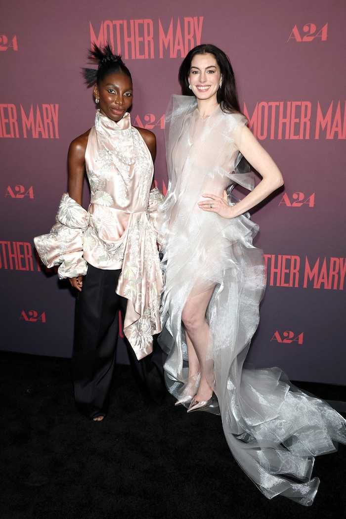 Gemeinsam mit Kollegin Michaela Coel posierte Hathaway für die Fotografen.