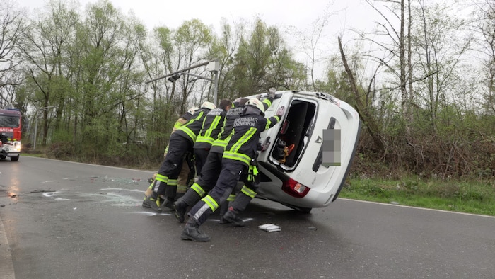 Das Auto überschlug sich und kam zunächst auf dem Dach zum Liegen.