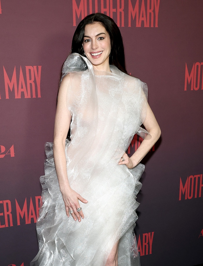 Anne Hathaway trug funkelnden Schmuck von Bulgari.