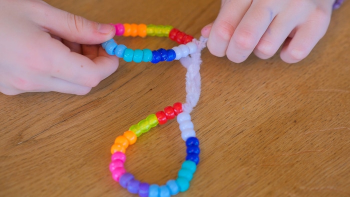 Zuerst werden auf zwei Drähte Perlen aufgefädelt und zu Kreisen geformt.