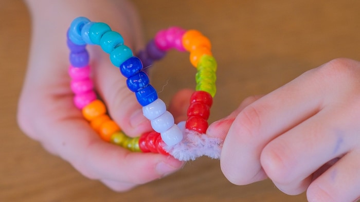 Dann werden die zwei Kreise miteinander verbunden und zu Flügeln geformt.