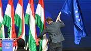 Eine der ersten Amtshandlungen: Péter Magyar lässt die EU-Fahne wieder aufhängen.