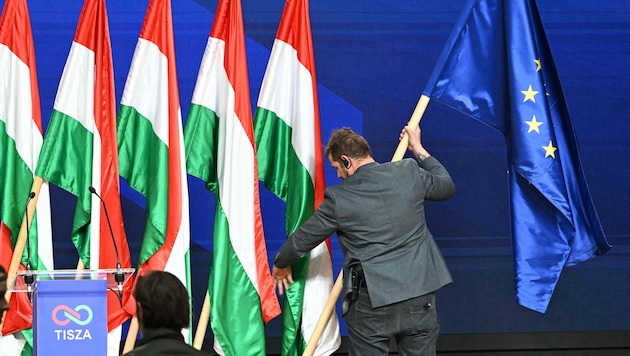 Eine der ersten Amtshandlungen: Péter Magyar lässt die EU-Fahne wieder aufhängen.