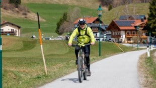 Alexander Ebner hält die Strecke in den Ortsteil Wald ohne Radweg für lebensgefährlich.