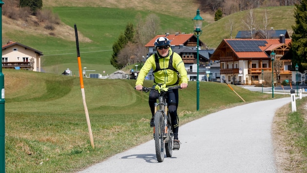 Alexander Ebner hält die Strecke in den Ortsteil Wald ohne Radweg für lebensgefährlich.