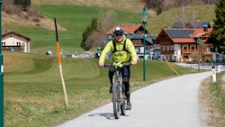 Alexander Ebner hält die Strecke in den Ortsteil Wald ohne Radweg für lebensgefährlich.
