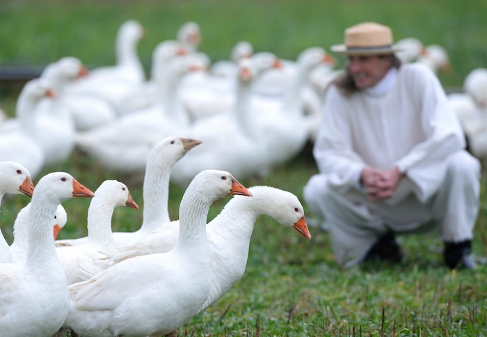 Siegfried Marth mit den schnatternden Gänsen vor einigen Jahren.