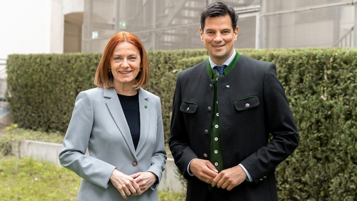 Agrarlandesrätin Simone Schmiedtbauer (ÖVP) und Naturschutzlandesrat Hannes Amesbauer (FPÖ)