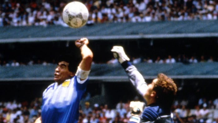 1986 schoss Diego Maradona das legendäre „Hand Gottes“-Tor mit der linken Faust.