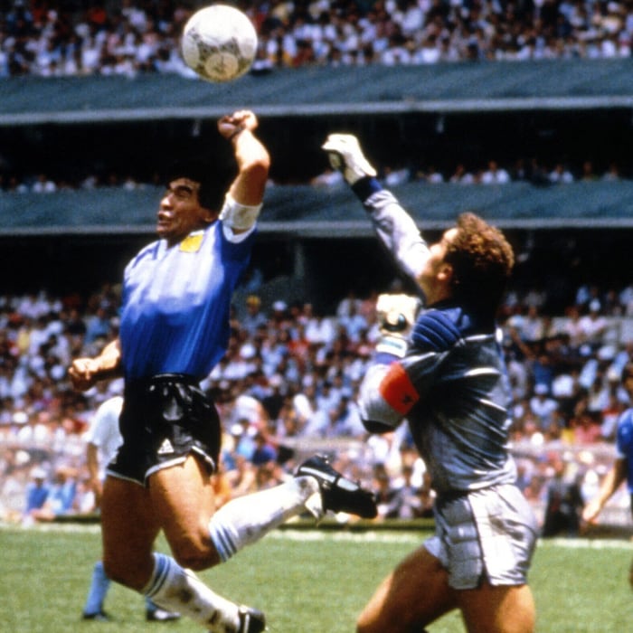 1986 schoss Diego Maradona das legendäre „Hand Gottes“-Tor mit der linken Faust.