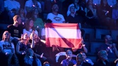 Das Flaggen schwingen ist fixer Bestandteil des Song Contests. Auch der Fahneneinzug der ...