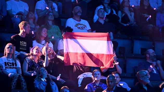 Das Flaggen schwingen ist fixer Bestandteil des Song Contests. Auch der Fahneneinzug der ...