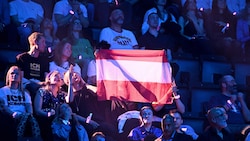 Das Flaggen schwingen ist fixer Bestandteil des Song Contests. Auch der Fahneneinzug der ...