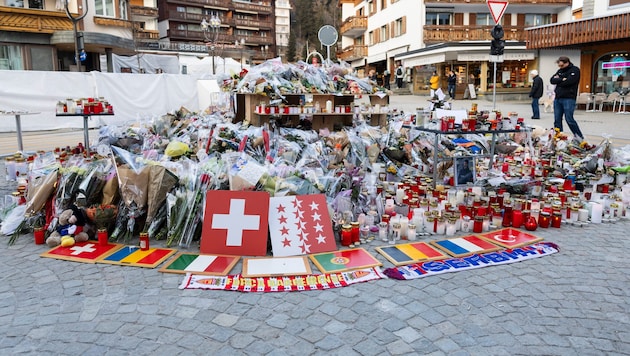 Nach dem Unglück erinnerten Flaggen an die Nationalität der Opfer – diese kamen aus der Schweiz, ...