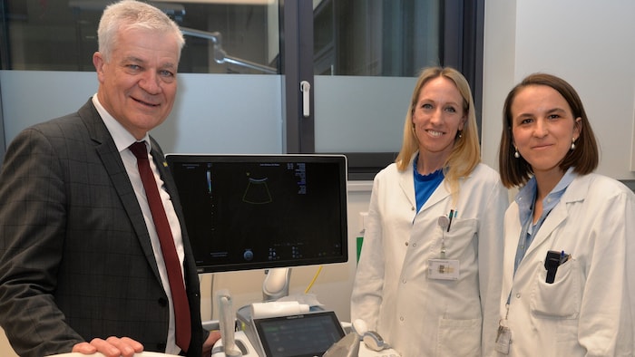 Kasser informierte sich bei Primaria Susanne Schubert (re.) und Oberärztin Verena Hainich über ...