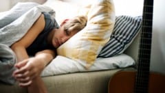 Acht bis zehn Stunden Schlaf pro Nacht wären für Teenager ideal. Die meisten Jugendlichen ...