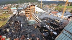Das Dach des beschädigten Traktes des Hotels mit Innenhof in der Mitte. Das Haupthaus hinten ...