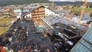 Das Dach des beschädigten Traktes des Hotels mit Innenhof in der Mitte. Das Haupthaus hinten ...