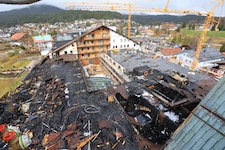Das Dach des beschädigten Traktes des Hotels mit Innenhof in der Mitte. Das Haupthaus hinten ...
