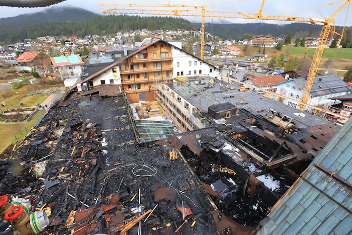 Das Dach des beschädigten Traktes des Hotels mit Innenhof in der Mitte. Das Haupthaus hinten ...