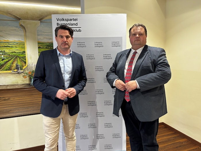 Christoph Zarits und Bernd Strobl (v.l.) präsentieren nach der Klubklausur die Schwerpunkte der ...