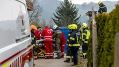 Feuerwehr und Rettung versorgten den Mann.