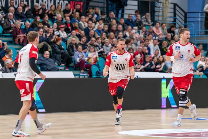 Jens Svane Peschardt (Mitte) wird der neue Spielmacher der Harder.