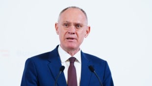 Der Nationalrat hat Innenminister Gerhard Karner (ÖVP) dazu aufgefordert, den Zusammenhang ...