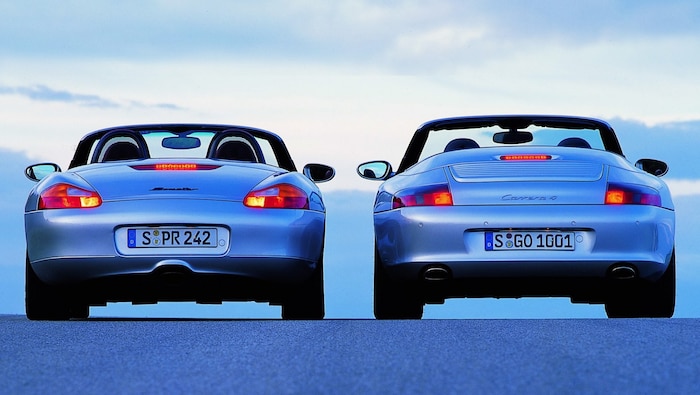 Kleiner Bruder des 911 – der erste Boxster (links) teilte sich den Vorderwagen und die Türen mit ...