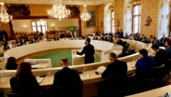 Im Landtag sind alle Parteien für das Reha-Zentrum in Aflenz (stehend: SPÖ-Chef Max Lercher)