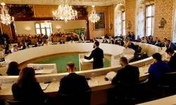 Im Landtag sind alle Parteien für das Reha-Zentrum in Aflenz (stehend: SPÖ-Chef Max Lercher)