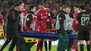 Liverpool-Stürmer Hugo Ekitiké musste mit einer Trage abtransportiert werden.