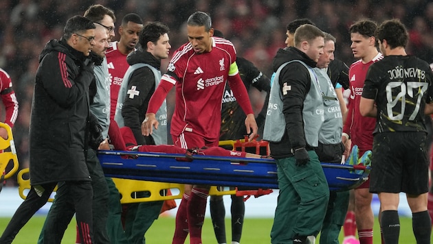 Liverpool-Stürmer Hugo Ekitiké musste mit einer Trage abtransportiert werden.