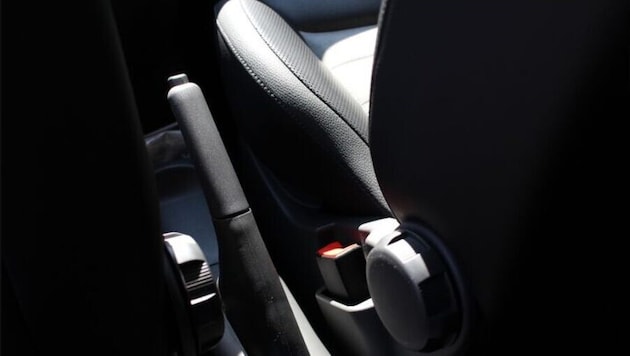 Die Handbremse während der Fahrt zu ziehen, kann lebensgefährliche Folgen haben.