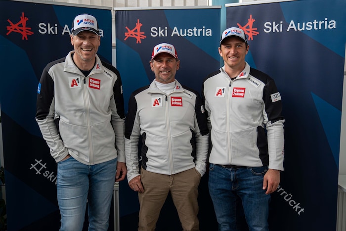 Cheftrainer Pfeifer (Mi.) mit Roland Assinger (li.) und Matthias Mayer.