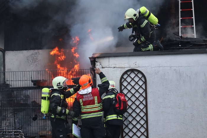 Die Flammen drohten, auf Nachbarhäuser überzuspringen.