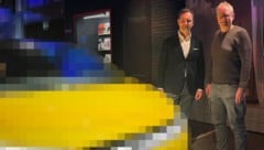 „Krone“-Redakteur Stephan Schätzl traf VW-Markenchef Thomas Schäfer in Hamburg.(Bild: Stephan ...