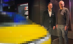 „Krone“-Redakteur Stephan Schätzl traf VW-Markenchef Thomas Schäfer in Hamburg.(Bild: Stephan ...