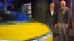 „Krone“-Redakteur Stephan Schätzl traf VW-Markenchef Thomas Schäfer in Hamburg.(Bild: Stephan ...