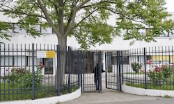 Das umstrittene Imam-Ali-Zentrum in der Richard-Neutra-Gasse in Wien-Floridsdorf steht nach ...