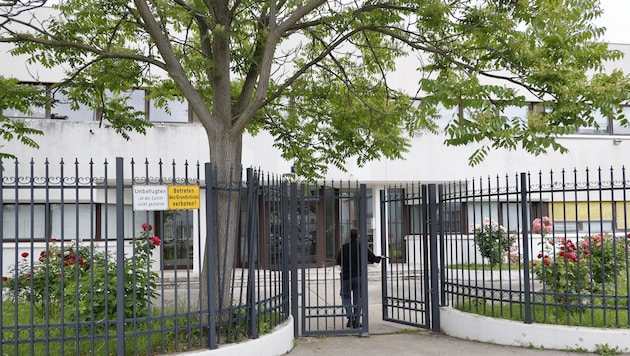 Das umstrittene Imam-Ali-Zentrum in der Richard-Neutra-Gasse in Wien-Floridsdorf steht nach ...