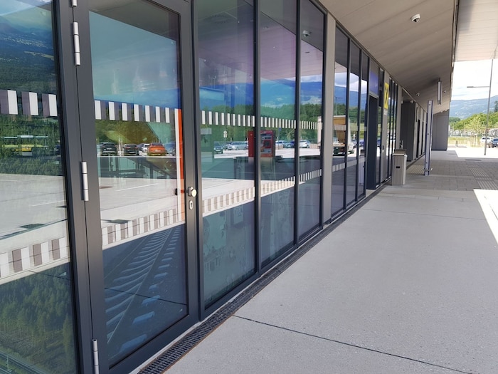 Die Fläche umfasst auch einen Außenbereich.