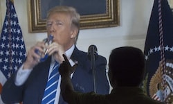 Hier trinkt US-Präsident Donald Trump ausnahmsweise Wasser – süße Getränke sind ihm allerdings ...