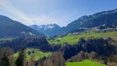 Von Blons aus bietet sich ein Blick auf die ruhige Talschaft.